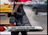 Mart Kapıdan Baktırır..