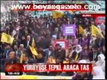 Yürüyüşe Tepki, Araca Taş