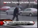 Mart Kapıdan Baktırır
