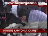 Minibüs Kamyonla Çarpıştı