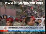 Protestocular İsrail Büyükelçiliğini Bastı