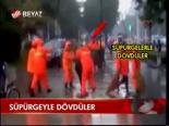 Süpürgeyle Dövdüler