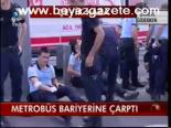 Metrobüs Bariyerlerine Çarptı