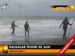 Dalgalar İkisini De Aldı