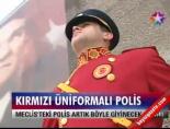 Kırmızı Üniformalı Polis