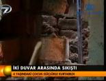 İki duvar arasında sıkıştı