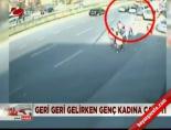 Geri geri gelirken genç kadına çarptı