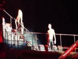 lady gaga - Lady Gaga Konserinde Sahneye Böyle Kustu Videosu