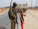 Filistinli Küçük Kız İsrail Askerine Kafa Tuttu