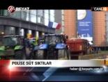 belcika - Polise süt sıktılar Videosu