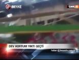 Dev hortum yıktı geçti