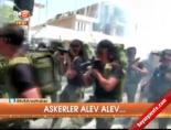 Askerler alev alev
