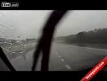 dikkatsiz surucu - Yağmurlu havada araba böyle kaydı Videosu