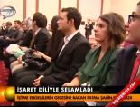 İşaret diliyle selamladı