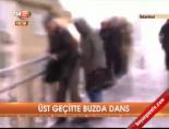 Üst geçitte buzda dans