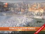 Futbolcular kar kürüdü