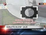Adalet'in kılıcını çaldı