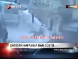 Çatıdan Kafasına Kar Düştü