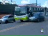 brezilya - Otobüsü durdurup adamı dövdü Videosu