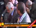 Heniye'den gövde gösterisi!
