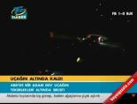 Uçağın altında kaldı
