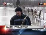 Evlerine kayıkla gittiler
