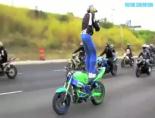 motosikletci - Motorsikletinde ölüme meydan okuyor Videosu