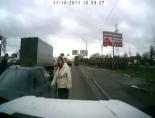 Rus kız trafikte karete yaparsa