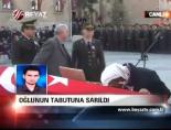 Oğlunun Tabutuna Sarıldı