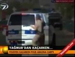 Yağmur'dan kaçarken