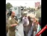 israil askeri - Protestocuya M-16 Dipçiği Videosu