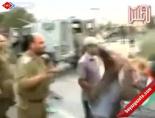 urdun - İsrail Askerinden Aktiviste Dipçik! Videosu