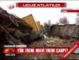 tren kazasi - Yük treni mavi trene çarptı Videosu