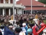 Endonezya'da Polis Dans Etti Göstericiler Sakinleşti