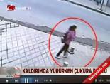 ehliyetsiz surucu - Kaldırımda yürürken çukura düştü Videosu