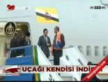 Brunei Sultanı altın kaplama uçağıyla geldi online video izle