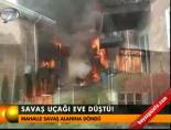 Savaş uçağı eve düştü