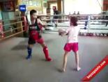boks eldiveni - Bu Kızdan Uzak Durun! Videosu