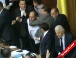ukrayna parlamentosu - Vekillerin kavgasında kan aktı Videosu