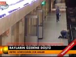 metro istasyonu - Rayların üzerine düştü Videosu