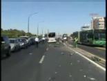 mecidiyekoy - Otomobil Metrobüsle Kafa Kafaya Çarpıştı Videosu