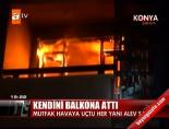 Kendini balkona attı