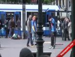 amsterdam - Yere Yapıştırılmış iPhone 5 Şakası Videosu
