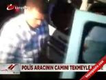 Polis aracının camını kırdı