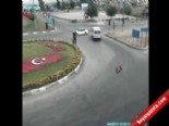 minibus kazasi - Seyir Halindeki minibüsten Yola Savruldu Videosu