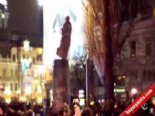 Protestocular Kiev’deki Lenin Heykelini Yıktı