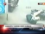 motosiklet kazasi - Yaralıya yardım eden olmadı  Videosu