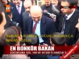 erdogan bayraktar - Bakan para dağıttı  Videosu