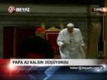 papa 1 francis - Papa az kalsın düşüyordu Videosu