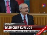 Eylemciler kürsüde  online video izle